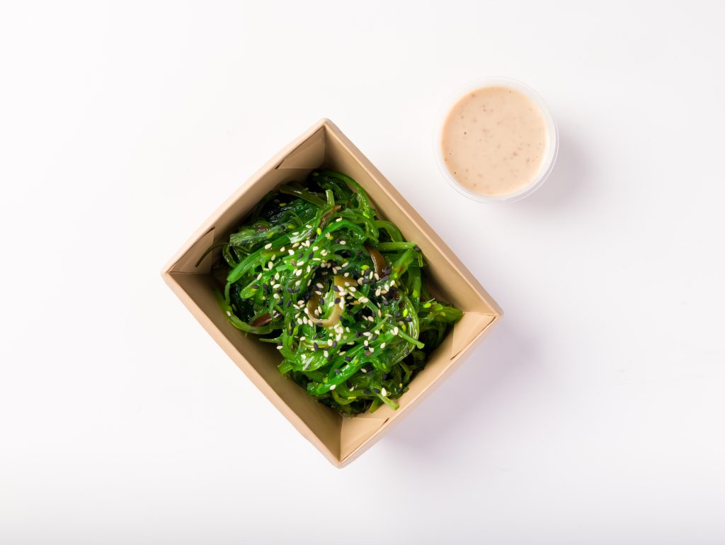 САЛАТ ЧУКА В КУНЖУТНОМ СОУСЕ